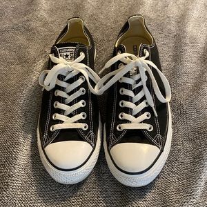 Converse low tops in black